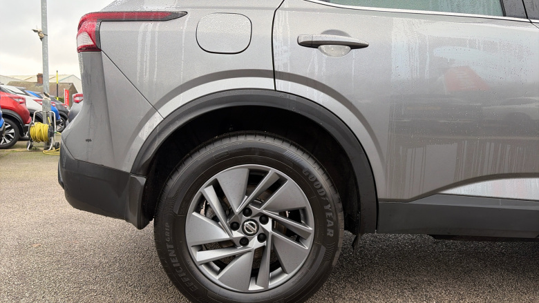 Nissan Qashqai 1.3 DiG-T MH Acenta Premium 5dr Petrol Hatchback